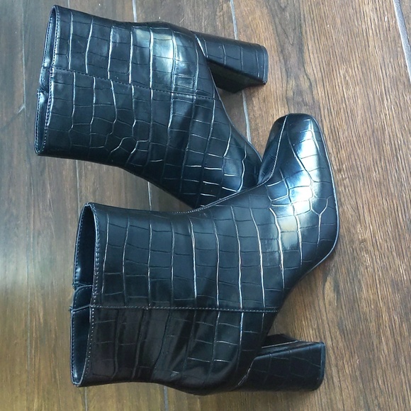 Charles by Charles David Black Crocodile Embossed Teigan Boots - 8.5 - Picture 6 of 8